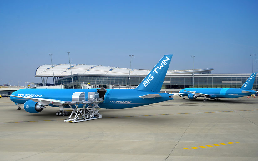 ה- Big Twin- מטוס בואינג 777-300ERSF (צילום: GECAS)