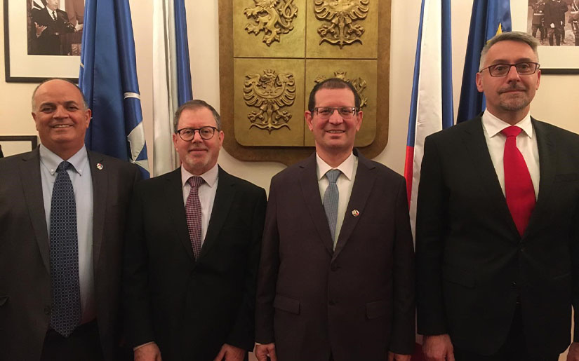 מימין לשמאל: שר ההגנה של צ'כיה, Lubomir Metnar; ראש סיבט במשרד הביטחון, תא"ל (מיל') יאיר קולס; שגריר ישראל בצ'כיה, דניאל מרון; מנכ"ל אלתא וסמנכ"ל התעשייה האווירית, יואב תורג'מן