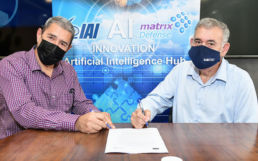 מנכ"ל התעשייה האווירית, בועז לוי ומנכ"ל מטריקס, מוטי גוטמן, במעמד חתימת ההסכם (צילום: ישראל הדרי)