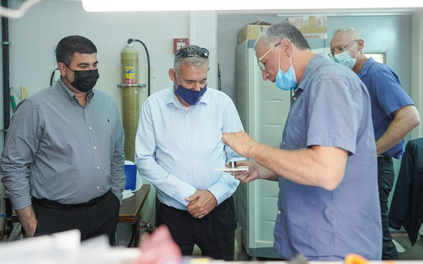 בביקור במעבדות מכון אשר לחקר החלל יחד עם פרופ' יורם רוזן ראש המכון (צילום: ניצן זוהר, דוברות הטכניון)