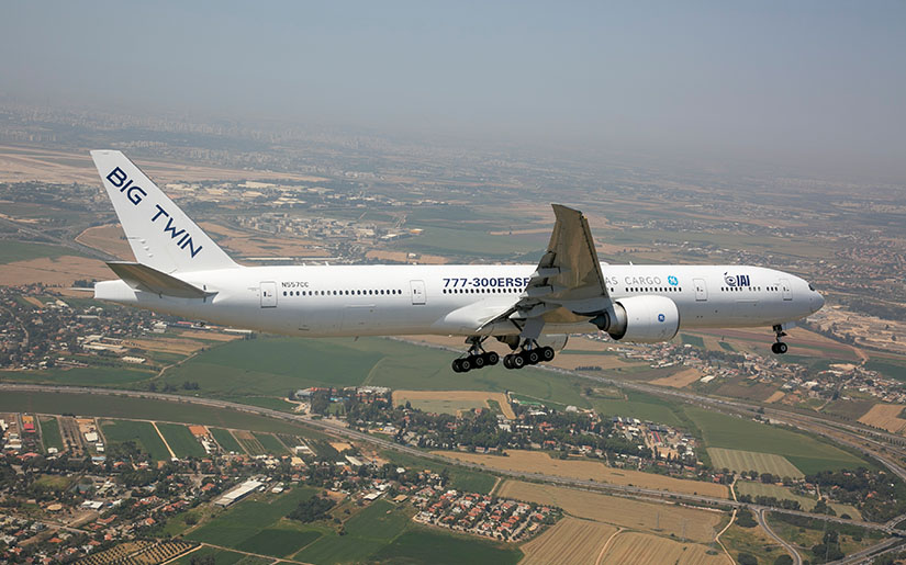 מטוס האבטיפוס ER777-300 במטס יום העצמאות