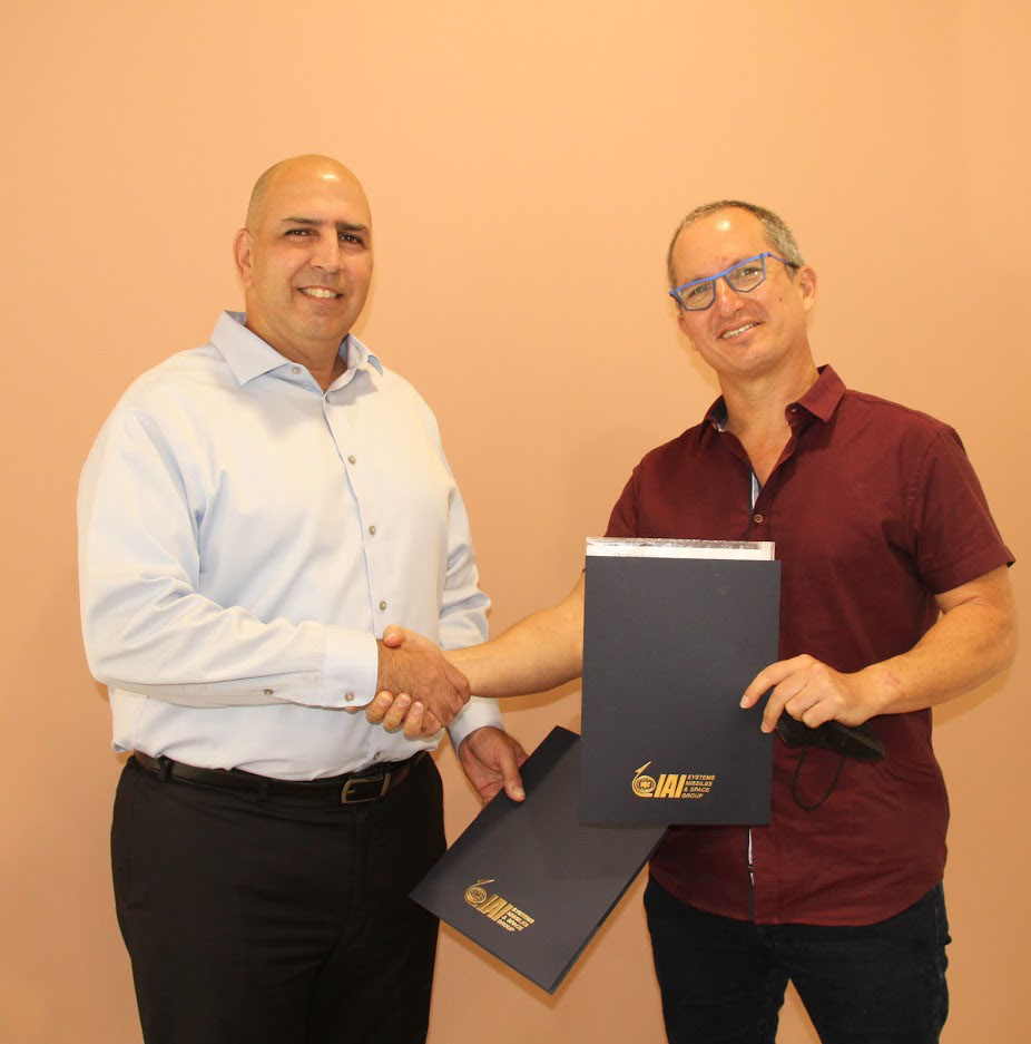 דיקן הפקולטה להנדסת אווירונוטיקה וחלל פרופ' טל שימא (מימין) עם מנהל מפעל חלל בתעשייה האווירית שלומי סודרי (צילום: מרק גולדמן, דוברות הטכניון)
