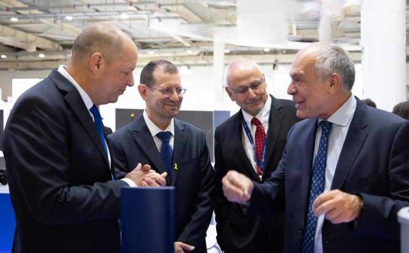 סמנכ"ל IAI ומנכ"ל אלתא דרור בר, ראש סיב"ט במשרד הביטחון, יאיר קולס, שגריר ישראל ביוון נועם כץ, מנכ"ל HAI אדמירל משנה במיל' אלכסנדרוס דיאקופולוס.