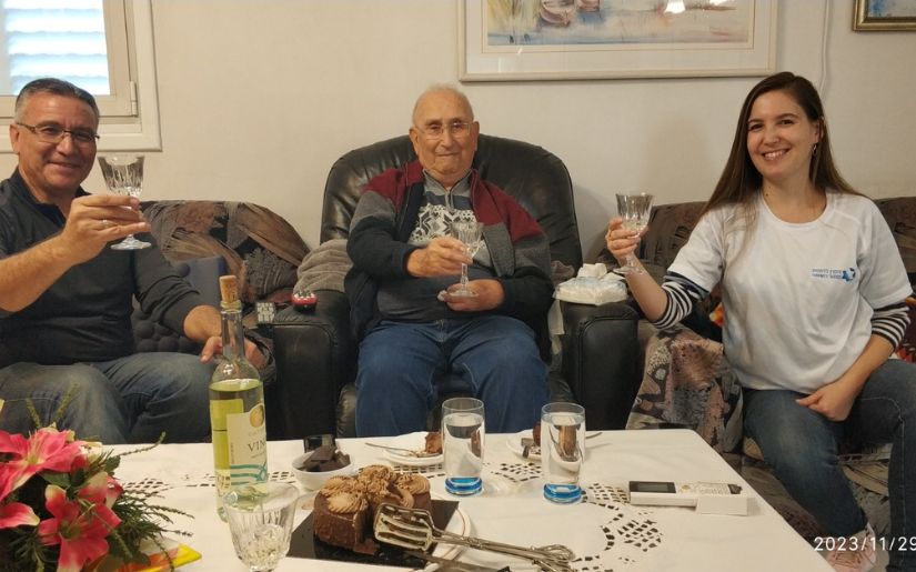 מחבקים את שורדי השואה
