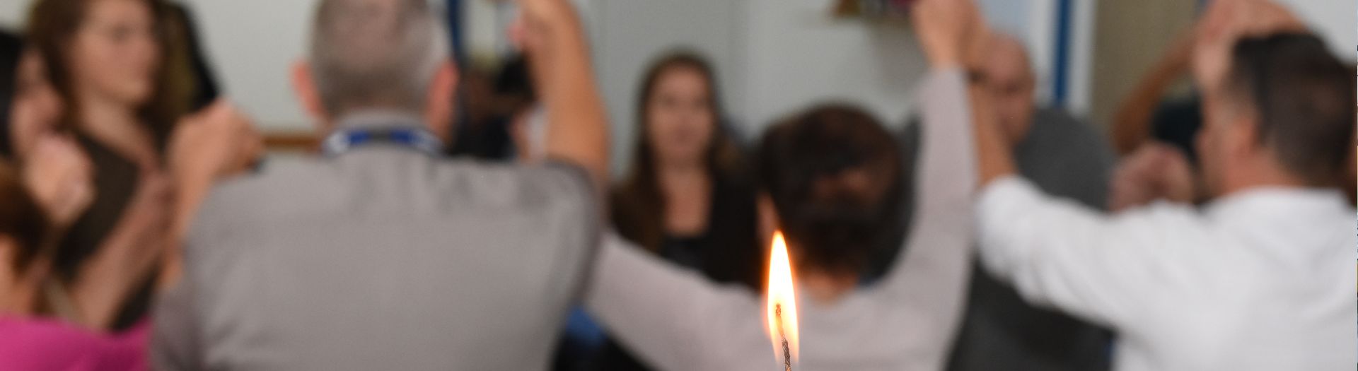 מחבקים את שורדי השואה