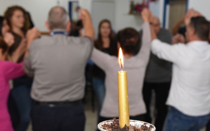 מחבקים את שורדי השואה