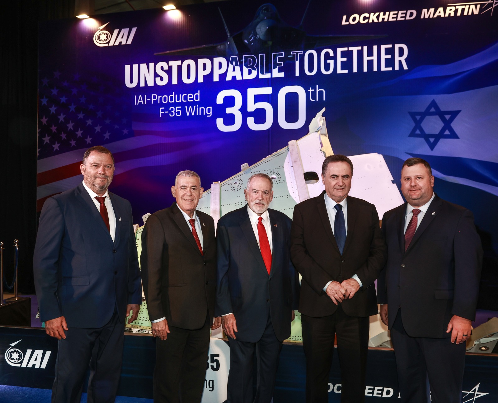 (משמאל לימין): יעקב ברקוביץ', סמנכ״ל ומנהל חטיבת התעופה בתעשייה האווירית; בועז לוי, מנכ״ל התעשייה האווירית; שגריר ארה״ב בישראל, מייק האקבי; שר הביטחון ישראל כ״ץ; וניק דרז׳יק, סגן נשיא לתפעול בלוקהיד מרטין.